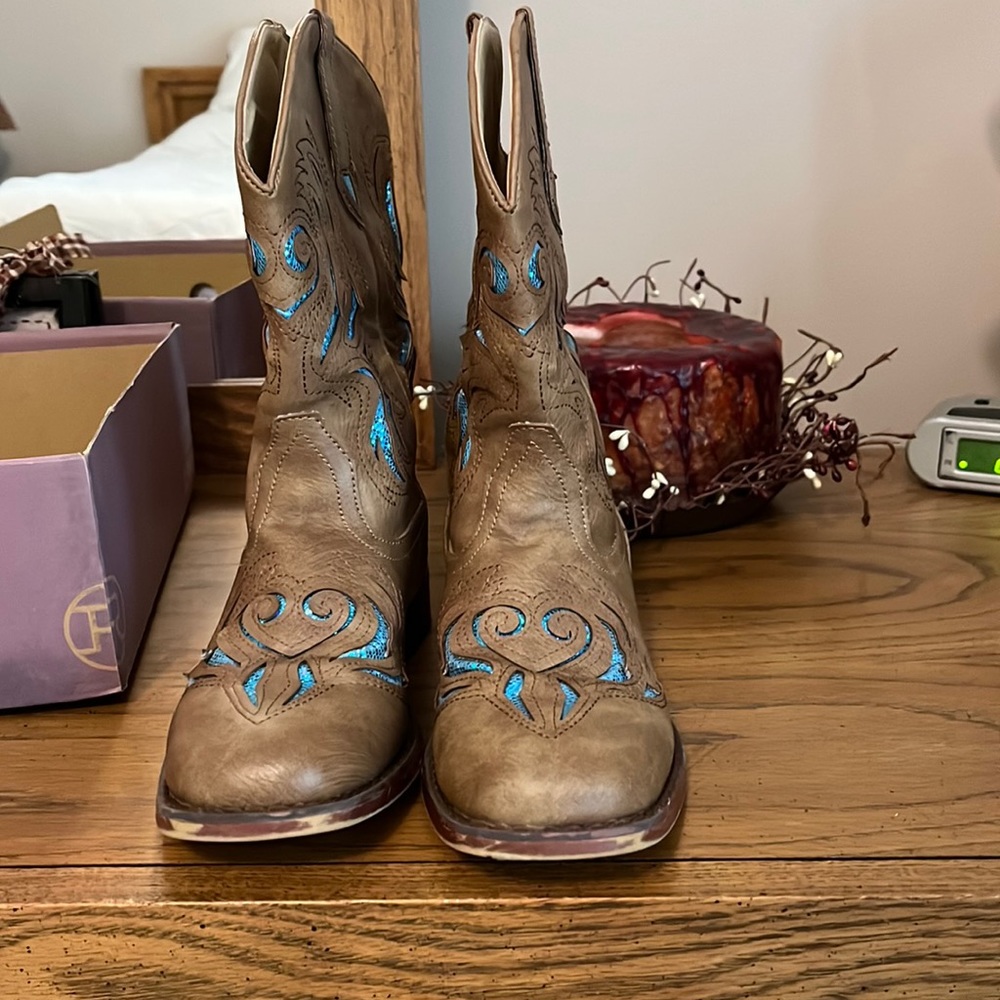Roper cowgirl boots my daughter wore them a few times. Still in good shape.